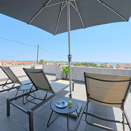 2nd Floor & Rooftop 5 * Flogita