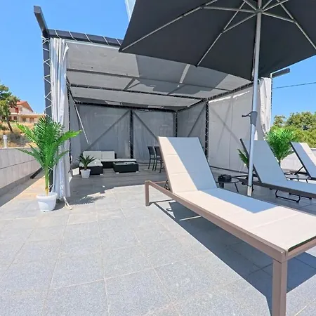 2nd Floor & Rooftop 5 Apartment *