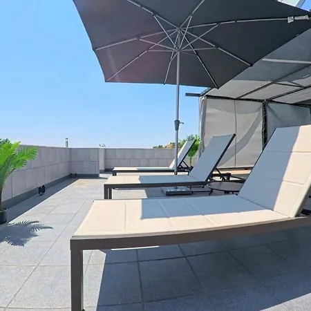 Apartment 2nd Floor & Rooftop 5 *