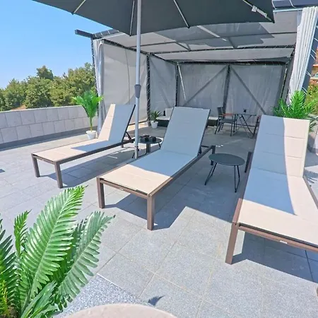 Apartment 2nd Floor & Rooftop 5 Flogita