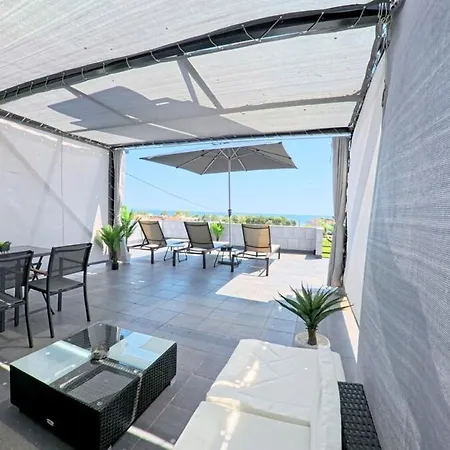 2nd Floor & Rooftop 5 Apartment *